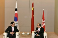 The Secretary for Labour and Welfare, Mr Matthew Cheung Kin-chung (right), meets the Consul General of the Republic of Korea in Hong Kong, Mr Kim Kwang-Dong (left), at Central Government Offices, Tamar to announce that the annual quota of the Hong Kong/Korea Working Holiday Scheme will be doubled from 500 to 1000 on a reciprocal basis with effect from January 1, 2016.