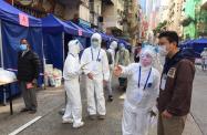 The Secretary for Labour and Welfare, Dr Law Chi-kwong; and the Commissioner for Labour, Mr Chris Sun, today (January 23) inspected the specified "restricted area" in Jordan respectively to show support for colleagues of the Labour Department taking part in the compulsory testing operation. Photo shows Mr Sun (first right) being briefed on the workflow.