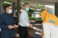 The Secretary for Labour and Welfare, Dr Law Chi-kwong (centre) and the Consul General of the Republic of Indonesia in Hong Kong, Mr Ricky Suhendar (left) distribute leaflets at Victoria Park today (August 1) to encourage Indonesian community in Hong Kong to get vaccinated against COVID-19.