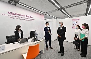 The Secretary for Labour and Welfare, Dr Law Chi-kwong, was joined by two Secondary Five students enrolled under the ⩴ Be a Government Official for a Day ⩴ Programme shadowing him in frontline visits today (August 18) to gain experience of his work. Photo shows Dr Law visiting the Service Centre for the Reimbursement of Maternity Leave Pay Scheme in Wong Chuk Hang to learn more about its operations and how it handles applications.