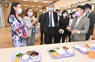 The Secretary for Labour and Welfare, Dr Law Chi-kwong, today (August 31) visited Forward Living in Tuen Mun, which is the first purpose-built residential care home for the elderly (RCHE) under the Scheme to Encourage Provision of RCHE Premises in New Private Developments. Photo shows Dr Law (front row, third left) and the Permanent Secretary for Labour and Welfare, Ms Alice Lau (front row, first left), being briefed by the Managing Director of Culture Homes (the operator of the RCHE), Ms Stephanie Law (front row, first right), on nutritional soft meals provided for elderly persons with swallowing difficulty.