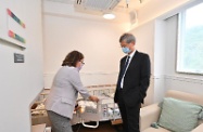 The Secretary for Labour and Welfare, Dr Law Chi-kwong, today (August 31) visited Forward Living in Tuen Mun, which is the first purpose-built residential care home for the elderly (RCHE) under the Scheme to Encourage Provision of RCHE Premises in New Private Developments. Photo shows a staff member of the RCHE introducing to Dr Law (right) the care bed and equipment in a room.