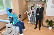 The Secretary for Labour and Welfare, Dr Law Chi-kwong, today (August 31) visited Forward Living in Tuen Mun, which is the first purpose-built residential care home for the elderly (RCHE) under the Scheme to Encourage Provision of RCHE Premises in New Private Developments. Photo shows Dr Law (right) being briefed by a staff member of the RCHE on exercise equipment.