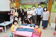 The Secretary for Labour and Welfare, Dr Law Chi-kwong, visited Sweet Heart After School Care Centre for Pre-primary Children in Sham Shui Po this afternoon (September 14) to take a closer look at its re-engineered service, which commenced operation in mid-August. Photo shows Dr Law (back row, third left) with the Chairman of People Service Centre (the operator of the centre), Mr Ng Hang-sau (back row, third right), as well as centre staff, parents and children.