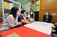 The Secretary for Labour and Welfare, Dr Law Chi-kwong, visited Sweet Heart After School Care Centre for Pre-primary Children in Sham Shui Po this afternoon (September 14) to take a closer look at its re-engineered service, which commenced operation in mid-August. Photo shows Dr Law (first right) being briefed by officers in charge on the support services of the centre.