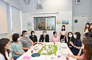 The Secretary for Labour and Welfare, Dr Law Chi-kwong, visited the Sandy Bay Parents Resource Centre of Heep Hong Society in Pok Fu Lam this afternoon (September 24) to learn more about the community support services for parents and relatives/carers of persons with disabilities. Photo shows Dr Law (fifth left), accompanied by the Chief Executive Officer of Heep Hong Society, Ms Rachel Leung (sixth left), chatting with parents and carers to see how the support services of the centre could ease the pressure on parents and carers to take care of their family members with disabilities or difficulties on upbringing.