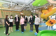 The Secretary for Labour and Welfare, Dr Law Chi-kwong, visited the Sandy Bay Parents Resource Centre of Heep Hong Society in Pok Fu Lam this afternoon (September 24) to learn more about the community support services for parents and relatives/carers of persons with disabilities. Photo shows Dr Law (third left) being briefed by officers in charge of the centre's support services.