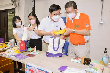 The Secretary for Labour and Welfare, Mr Chris Sun, today (September 3) led the Labour and Welfare Bureau and Social Welfare Department Volunteer Team to visit households in Tung Tau (II) Estate, Wong Tai Sin, and distribute gift packs in celebration of the 25th anniversary of the establishment of the Hong Kong Special Administrative Region and mooncakes prior to the Mid-Autumn Festival. The Permanent Secretary for Labour and Welfare, Ms Alice Lau, and the Director of Social Welfare, Miss Charmaine Lee, also joined the visit.