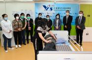 The Secretary for Labour and Welfare, Dr Law Chi-kwong, today (March 15) visited a professional training centre in Sham Shui Po to learn more about the training courses for contract care workers from the Mainland after their arrival in Hong Kong. Photo shows (back row, from right) the Chief Executive Officer of Yan Oi Tong, Mr Fong Kai-leung; Dr Law; and the Assistant Director of Social Welfare (Subventions), Ms Maggie Leung, watching trainees learning lifting skills.