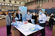 Secretaries of Departments and Directors of Bureaux today (March 30) visited packaging centres for anti-epidemic service bags in several districts, giving encouragement to participating civil servants from their teams and volunteers from all sectors. Photo shows the Secretary for Labour and Welfare, Dr Law Chi-kwong (second left); the Permanent Secretary for Labour and Welfare, Ms Alice Lau (second right); the Director of Social Welfare, Mr Gordon Leung (first right); the Commissioner for Labour, Mr Chris Sun (centre); and the Deputy Secretary for Labour and Welfare (Welfare), Mr David Leung (first left), at Chun Wah Road Sports Centre in Kwun Tong joining the packaging work of anti-epidemic bags to show their support to over 100 participating colleagues.