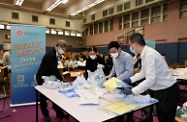 Secretaries of Departments and Directors of Bureaux today (March 30) visited packaging centres for anti-epidemic service bags in several districts, giving encouragement to participating civil servants from their teams and volunteers from all sectors. The Secretary for Labour and Welfare, Dr Law Chi-kwong, led his team to join the packaging work at Chun Wah Road Sports Centre. Photo shows (from left) Dr Law; the Permanent Secretary for Labour and Welfare, Ms Alice Lau; the Commissioner for Labour, Mr Chris Sun; and the Director of Social Welfare, Mr Gordon Leung.