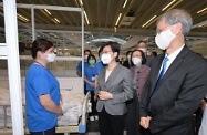 The Chief Executive, Mrs Carrie Lam, visited the Kai Tak Holding Centre today (March 30). Photo shows Mrs Lam (second left) chatting with a staff member at the centre. Looking on are the Secretary for Labour and Welfare, Dr Law Chi-kwong (first right), and the Secretary for Food and Health, Professor Sophia Chan (second right).