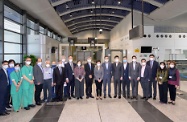 The Chief Executive, Mrs Carrie Lam, visited the Kai Tak Holding Centre today (March 30). Photo shows Mrs Lam (ninth right); the Secretary for Labour and Welfare, Dr Law Chi-kwong (tenth right); the Secretary for Food and Health, Professor Sophia Chan (centre); representatives of the Hospital Authority, the care teams and medical teams at the centre.