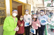 The Secretary for Labour and Welfare, Dr Law Chi-kwong, and the Permanent Secretary for Labour and Welfare, Ms Alice Lau, today (April 4) led their team to distribute anti-epidemic service bags to households in an old building in Kwun Tong District. Photo shows Dr Law (front row, centre); Ms Lau (front row, second right); the Chairman of Kwun Tong District Council, Mr Wilson Or (front row, first left); and the District Officer (Kwun Tong), Mr Steve Tse (front row, first right), delivering a service bag to an elderly singleton.