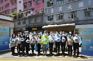 The Secretary for Labour and Welfare, Dr Law Chi-kwong, and the Permanent Secretary for Labour and Welfare, Ms Alice Lau, today (April 4) led their team to distribute anti-epidemic service bags to households in an old building in Kwun Tong District. Photo shows (front row, from second right) the Director of Kowloon Federation of Associations Kwun Tong District Committee, Mr Wong Chun-ping; the Principal Assistant Secretary for Labour and Welfare (Welfare), Mr Tony Yip; the District Officer (Kwun Tong), Mr Steve Tse; Dr Law; the Chairman of Kwun Tong District Council, Mr Wilson Or; Ms Lau; the Director of Hong Kong Christian Service, Ms Yvonne Chak; and the District Social Welfare Officer (Kwun Tong), Miss Rebecca Koo, with the team from the Labour and Welfare Bureau.