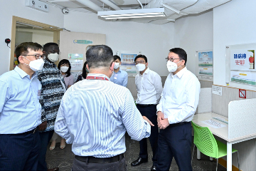 The Chief Secretary for Administration, Mr Chan Kwok-ki (first right), accompanied by the Secretary for Labour and Welfare, Mr Chris Sun (second right), visited Caritas Community Centre - Tsuen Wan today (July 26) to learn from Caritas - Hong Kong representatives about the various facilities and services provided by the centre for grassroots families. They were in the self-study room of the centre.