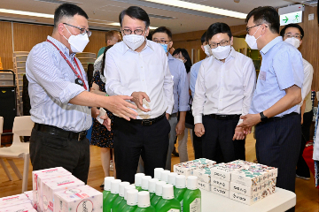 The Chief Secretary for Administration, Mr Chan Kwok-ki (front row, second left), accompanied by the Secretary for Labour and Welfare, Mr Chris Sun (front row, second right), visited Caritas Community Centre – Tsuen Wan today (July 26) to learn from Caritas – Hong Kong representatives about the various facilities and services, including distribution of daily necessities, provided by the centre for grassroots families.