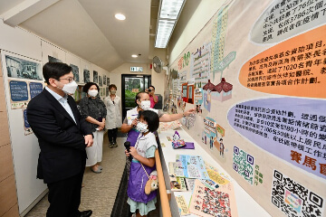 The Secretary for Labour and Welfare, Mr Chris Sun, visited the H.K.S.K.H. Chuk Yuen Canon Martin District Elderly Community Centre in Wong Tai Sin this afternoon (August 3) to learn more about the daily needs of elderly people and the diversified services of the centre. Photo shows Mr Sun (first left), taking a closer look at the neighbourhood-oriented district services of the centre.
