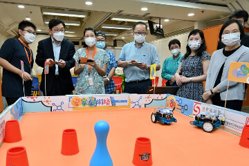 The Secretary for Labour and Welfare, Mr Chris Sun, visited the H.K.S.K.H. Chuk Yuen Canon Martin District Elderly Community Centre in Wong Tai Sin this afternoon (August 3) to learn more about the daily needs of elderly people and the diversified services of the centre. Photo shows Mr Sun (front row, second left), accompanied by the Chairman of the Elderly Commission, Dr Donald Li (front row, fourth left), playing a robot vehicle.