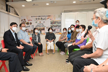 The Secretary for Labour and Welfare, Mr Chris Sun, visited the H.K.S.K.H. Chuk Yuen Canon Martin District Elderly Community Centre in Wong Tai Sin this afternoon (August 3) to learn more about the daily needs of elderly people and the diversified services of the centre. Photo shows Mr Sun (first left), accompanied by the Chairman of the Elderly Commission, Dr Donald Li (second left), chatting with elderly people and volunteers.