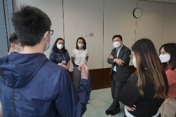 The Secretary for Labour and Welfare, Mr Chris Sun, met with interns of the Post-secondary Student Summer Internship Programme this afternoon (August 12) to learn about their experience during their internship. Photo shows Mr Sun (third right) listening to an intern sharing.