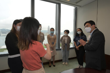 The Secretary for Labour and Welfare, Mr Chris Sun, met with interns of the Post-secondary Student Summer Internship Programme this afternoon (August 12) to learn about their experience during their internship. Photo shows Mr Sun (first right) chatting with interns.