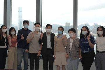 The Secretary for Labour and Welfare, Mr Chris Sun, met with interns of the Post-secondary Student Summer Internship Programme this afternoon (August 12) to learn about their experience during their internship. Photo shows Mr Sun (centre) with the interns.