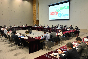 The Chief Secretary for Administration, Mr Chan Kwok-ki, today (August 22) chaired a meeting of the Commission on Poverty for the first time. Members were briefed and consulted on the Strive and Rise Programme at the meeting. The Secretary for Labour and Welfare, Mr Chris Sun, also attended.