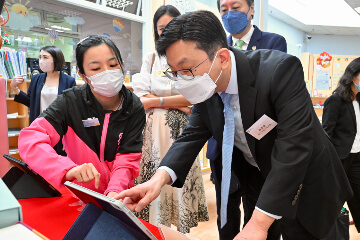 The Secretary for Labour and Welfare, Mr Chris Sun; the Permanent Secretary for Labour and Welfare, Ms Alice Lau; and the Director of Social Welfare, Miss Charmaine Lee, visited Po Leung Kuk Wai Yin Kindergarten-Cum-Nursery this morning (August 23) to learn more about the effectiveness and implementation of the On-site Pre-school Rehabilitation Services. Photo shows Mr Sun (right) being briefed by a staff member of the school on its learning materials.