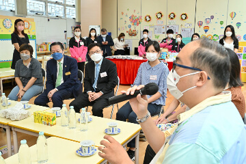 勞工及福利局局長孫玉菡今日（八月二十三日）上午連同勞工及福利局常任秘書長劉焱及社會福利署署長李佩詩到保良局慧妍雅集幼稚園暨幼兒園，了解到校學前康復服務的成效和執行經驗。圖示孫玉菡（前排左三）在保良局主席陳正欣博士（前排左二）陪同下，聆聽家長分享學童接受到校學前康復服務後的進展。