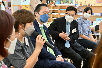 The Secretary for Labour and Welfare, Mr Chris Sun; the Permanent Secretary for Labour and Welfare, Ms Alice Lau; and the Director of Social Welfare, Miss Charmaine Lee, visited Po Leung Kuk (PLK) Wai Yin Kindergarten-Cum-Nursery this morning (August 23) to learn more about the effectiveness and implementation of the On-site Pre-school Rehabilitation Services (OPRS). Photo shows Mr Sun (second right), accompanied by the Chairman of the PLK, Dr Daniel Chan (third right), listening to a parent describe the progress her child achieved after receiving the OPRS.