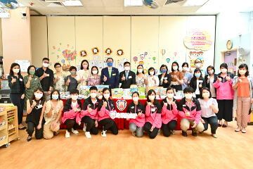 The Secretary for Labour and Welfare, Mr Chris Sun; the Permanent Secretary for Labour and Welfare, Ms Alice Lau; and the Director of Social Welfare, Miss Charmaine Lee, visited Po Leung Kuk (PLK) Wai Yin Kindergarten-Cum-Nursery this morning (August 23) to learn more about the effectiveness and implementation of the On-site Pre-school Rehabilitation Services. Photo shows (back row, from eighth left) the Chairman of the PLK, Dr Daniel Chan; Mr Sun; Ms Lau; and Miss Lee with school staff and parents.