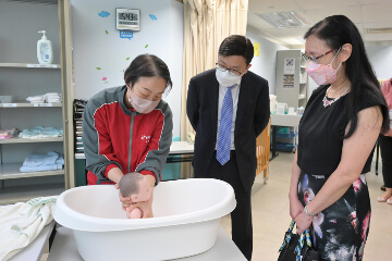 The Secretary for Labour and Welfare, Mr Chris Sun, visited the Practical Skills Training and Assessment Centre of the Employees Retraining Board on August 24 to take a closer look at its practical assessments for various courses. The Permanent Secretary for Labour and Welfare, Ms Alice Lau, also joined the visit. Photo shows Mr Sun (centre) and Ms Lau (right) watching a demonstration on infant bathing by a postnatal care training assessor, who helps attendees learn more about common errors of parents of newborn babies.