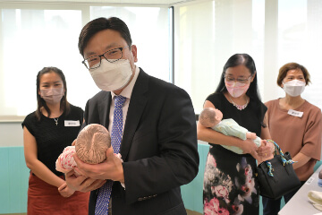 The Secretary for Labour and Welfare, Mr Chris Sun, visited the Practical Skills Training and Assessment Centre of the Employees Retraining Board on August 24 to take a closer look at its practical assessments for various courses. The Permanent Secretary for Labour and Welfare, Ms Alice Lau, also joined the visit. Photo shows Mr Sun (second left) and Ms Lau (third left) in a simulation on points to note after infant bathing.