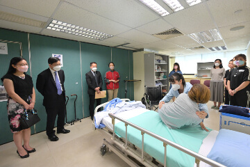 The Secretary for Labour and Welfare, Mr Chris Sun, visited the Practical Skills Training and Assessment Centre of the Employees Retraining Board on August 24 to take a closer look at its practical assessments for various courses. The Permanent Secretary for Labour and Welfare, Ms Alice Lau, also joined the visit. Photo shows Mr Sun (second left) and Ms Lau (first left) watching a demonstration on lifting and transfer techniques by healthcare trainees to show the safe and proper posture to avoid muscle strain.