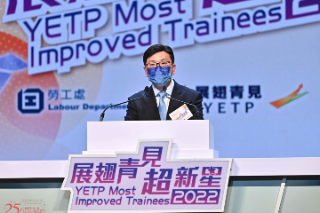 The Award Ceremony of Most Improved Trainees of the Youth Employment and Training Programme 2022 was held at Queen Elizabeth Stadium this evening (August 26). Photo shows the Secretary for Labour and Welfare, Mr Chris Sun, delivering a speech at the ceremony.