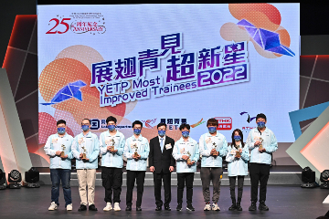 The Award Ceremony of Most Improved Trainees of the Youth Employment and Training Programme 2022 was held at Queen Elizabeth Stadium this evening (August 26). Photo shows the Secretary for Labour and Welfare, Mr Chris Sun (centre), and the awardees of the Most Improved Trainees Awards.