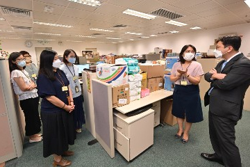 The Secretary for Labour and Welfare, Mr Chris Sun, visited service units of Sha Tin District of the Social Welfare Department this afternoon (August 31) to keep abreast of the latest developments of frontline services. The Under Secretary for Labour and Welfare, Mr Ho Kai-ming, also joined the visit. Photo shows an officer of the Family and Child Protective Services Unit (Sha Tin) introducing the Unit's work on protecting victims of child abuse and domestic violence to Mr Sun (first right).