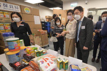 勞工及福利局局長孫玉菡今日（八月三十日）下午到訪保良局「天朗膳糧坊」短期食物援助服務隊元朗服務中心，了解服務自二○二一年八月恆常化以來的最新情況。社會福利署署長李佩詩亦有同行。圖示孫玉菡（前排右一）及李佩詩（前排右三）聽取保良局行政總監王倩儀（前排右二）介紹服務隊提供的各類援助。