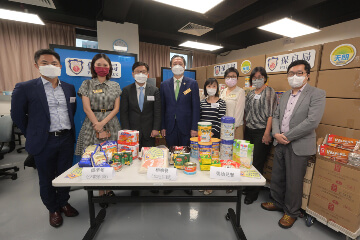 The Secretary for Labour and Welfare, Mr Chris Sun, visited the service centre of Blue Sky Short-term Food Assistance Service Team of Po Leung Kuk (PLK) in Yuen Long this afternoon (August 30) to take a closer look at the latest situation after its regularisation from August 2021. The Director of Social Welfare, Miss Charmaine Lee, also joined the visit. Photo shows (from third left) Mr Sun; the Chairman of PLK, Dr Daniel Chan; Miss Lee; the Chief Executive Officer of PLK, Ms Anissa Wong, with officers. On the table are food packs prepared to cater for the requirements of different groups of service users.