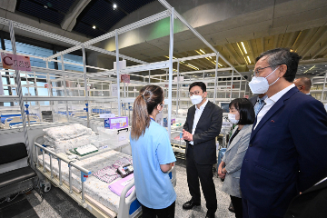 The Secretary for Labour and Welfare, Mr Chris Sun, today (September 1) visited the Kai Tak Quarantine Centre at the Kai Tak Cruise Terminal to learn more about the preparatory work prior to its commencement of operation tomorrow (September 2). Photo shows (from second left) Mr Sun, the Director of Social Welfare, Miss Charmaine Lee, and the Chief Executive Officer of Haven of Hope Christian Service, Dr Lam Ching-choi, being briefed by a staff member of the care team on facilities of a quarantine bed.