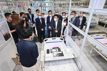 The Secretary for Labour and Welfare, Mr Chris Sun, today (September 1) visited the Kai Tak Quarantine Centre at the Kai Tak Cruise Terminal to learn more about the preparatory work prior to its commencement of operation tomorrow (September 2). Photo shows Mr Sun (front row, second right) and the Director of Social Welfare, Miss Charmaine Lee (front row, first right), learning from the care team about the equipment for the elderly during quarantine.