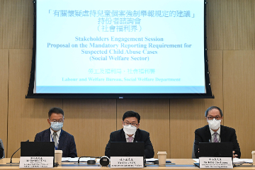 The Secretary for Labour and Welfare, Mr Chris Sun (centre), today (September 6) hosted the first stakeholder engagement session of the social welfare sector on the proposal on mandatory reporting requirement for suspected child abuse cases by videoconferencing to garner the sector's views on the legislative proposal.