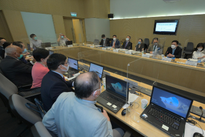 The Secretary for Labour and Welfare, Mr Chris Sun (back row, second right), attended a meeting of the Social Welfare Advisory Committee (SWAC) this morning (September 14) to meet with and show appreciation to the Chairman, Mr Lester Garson Huang (back row, third right), and non-official members for their advice on social welfare planning all along. The Permanent Secretary for Labour and Welfare, Ms Alice Lau (back row, fourth right), and the Director of Social Welfare, Miss Charmaine Lee (back row, first right), also attended. The Government consulted the SWAC today on the proposal on the mandatory reporting requirement for suspected child abuse cases.