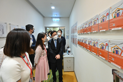 The Secretary for Labour and Welfare, Mr Chris Sun, visited the Working Family Allowance Office of the Working Family and Student Financial Assistance Agency in Kwun Tong this morning (September 14) to keep abreast of the Office's frontline work. The Under Secretary for Labour and Welfare, Mr Ho Kai-ming, also joined the visit. Photo shows Mr Sun (front row, right) being briefed by staff on leaflets about the Working Family Allowance Scheme in different languages for easy reference for the ethnic minority grassroots community.