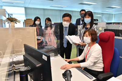 The Secretary for Labour and Welfare, Mr Chris Sun, visited the Working Family Allowance Office of the Working Family and Student Financial Assistance Agency in Kwun Tong this morning (September 14) to keep abreast of the Office's frontline work. The Under Secretary for Labour and Welfare, Mr Ho Kai-ming, also joined the visit. Photo shows Mr Sun (front row, third right) taking a closer look at the processing of applications and disbursement of allowances.