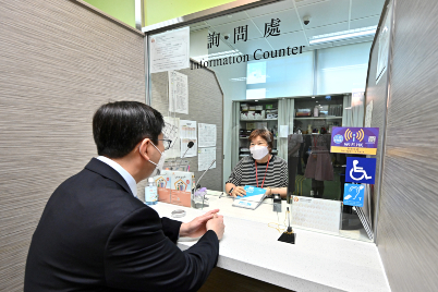 The Secretary for Labour and Welfare, Mr Chris Sun, visited the Working Family Allowance Office of the Working Family and Student Financial Assistance Agency in Kwun Tong this morning (September 14) to keep abreast of the Office's frontline work. The Under Secretary for Labour and Welfare, Mr Ho Kai-ming, also joined the visit. Photo shows Mr Sun showing appreciation to a colleague at the information counter and learning more about the major enquiries of members of the public.