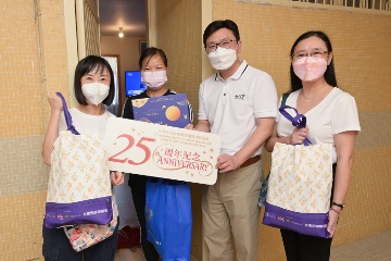 The Secretary for Labour and Welfare, Mr Chris Sun, today (September 3) led the Labour and Welfare Bureau and Social Welfare Department Volunteer Team to visit households in Tung Tau (II) Estate, Wong Tai Sin, and distribute gift packs in celebration of the 25th anniversary of the establishment of the Hong Kong Special Administrative Region and mooncakes prior to the Mid-Autumn Festival. The Permanent Secretary for Labour and Welfare, Ms Alice Lau, and the Director of Social Welfare, Miss Charmaine Lee, also joined the visit.