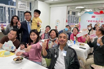 勞工及福利局局長孫玉菡今日（一月二十日）下午為「深水埗社區客廳」開幕典禮主禮，並在「家庭共樂慶新年」團年飯活動與基層家庭交流。