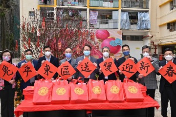 The Chief Secretary for Administration, Mr Chan Kwok-ki, and the Deputy Chief Secretary for Administration, Mr Cheuk Wing-hing, together with a number of Principal Officials, today (January 21) visited grass-roots families in the Eastern District to distribute Chinese New Year blessing bags to them in celebration of the Chinese New Year. Photo shows (from right) the Secretary for Labour and Welfare, Mr Chris Sun; the Secretary for Commerce and Economic Development, Mr Algernon Yau; the Secretary for Culture, Sports and Tourism, Mr Kevin Yeung; Mr Cheuk; Mr Chan; the Secretary for Constitutional and Mainland Affairs, Mr Erick Tsang Kwok-wai; the Secretary for Security, Mr Tang Ping-keung; the Secretary for Transport and Logistics, Mr Lam Sai-hung; and the Secretary for the Civil Service, Mrs Ingrid Yeung, taking a group photo at Healthy Village in North Point before the home visits.